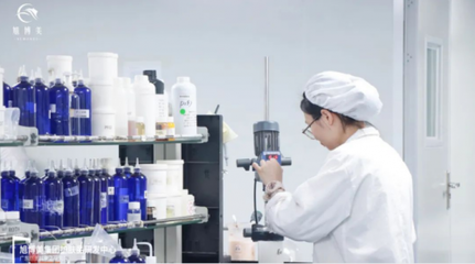 旭博美集團創(chuàng)始人蘇旭與品牌廣告閃耀亮相貴陽北站